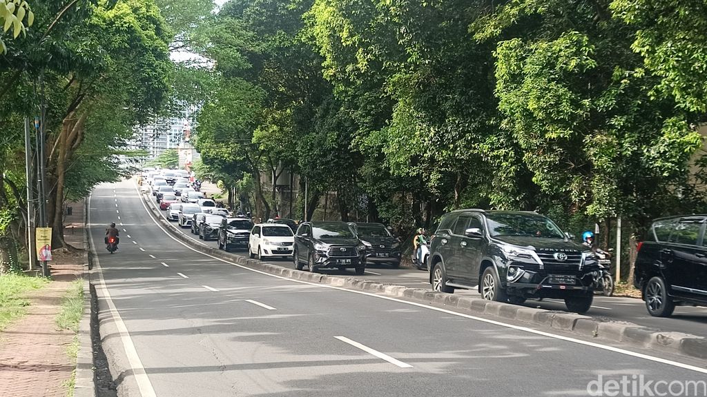 Macet di Jl Pangeran Antasari arah Jl TB Simatupang, Jaksel, 13 Februari 2023, pagi. (Adrial Akbar/detikcom)