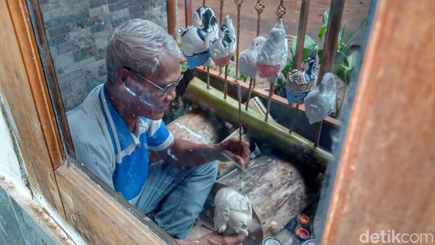 Maestro pembuat Wayang Golek Khas Cibiruan, Abah Soleh (63)