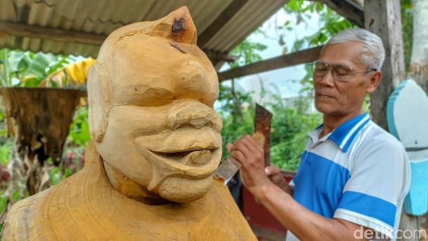 Maestro pembuat Wayang Golek Khas Cibiruan, Abah Soleh (63)