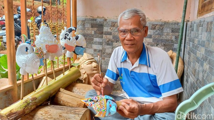 Maestro pembuat Wayang Golek Khas Cibiruan, Abah Soleh (63)