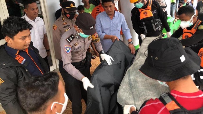 Warga di pesisir Pantai Parassangan, Kabupaten Majene, Sulawesi Barat (Sulbar) dibuat geger dengan penemuan mayat pria tanpa identitas.