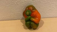 Sebuah paprika memiliki bentuk yang tak biasa. Salah satu bagian sisinya mengerut ke depan seperti sedang kedinginan. Foto: Bored Panda