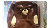Seorang netizen di Facebook membagikan cokelat buatan anaknya. Tidak menyesuaikan dengan cetakan, cokelat beruang ini tampak marah saat akan dimakan. Foto: Bored Panda