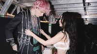 Beberapa kali kala MGK tampil, ia pun selalu menemaninya di belakang panggung dan membantunya bersiap-siap. Dok. Instagram