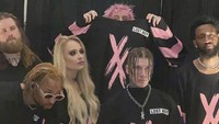 Sayangnya kini muncul kabar keduanya sudah berpisah gegara MGK selingkuh dengan gitarisnya, Sophie Lloyd. Dok. Instagram