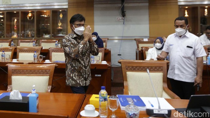 Menkominfo-Komisi 1 DPR Bahas Perubahan UU ITE Menkominfo Johnny G Plate mengikuti rapat kerja dengan Komisi 1 DPR RI. Raker itu membahas rencana perubahan kedua UU No 11 tahun 2008 ITE.