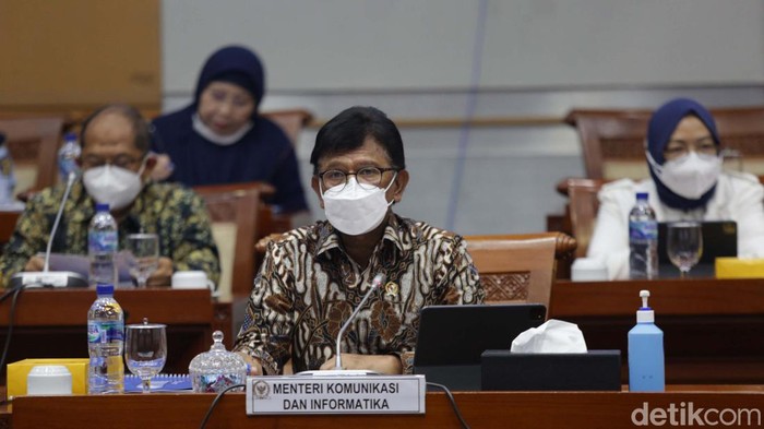 Menkominfo Johnny G Plate mengikuti rapat kerja dengan Komisi 1 DPR RI. Raker itu membahas rencana perubahan kedua UU No 11 tahun 2008 ITE.