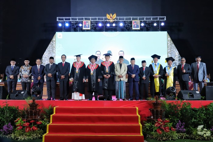 Menteri Pendayagunaan Aparatur Negara dan Reformasi Birokrasi (PANRB) Abdullah Azwar Anas menghadiri Sidang Senat Terbuka Penganugerahan Gelar Doktor Kehormatan untuk Ketua Umum PBNU KH Yahya Cholil Staquf, Ketua Pimpinan Pusat Muhammadiyah Periode 2005-2010 Sudibyo Markus, dan Presiden Dewan Kepausan untuk Dialog Antaragama Takhta Suci Vatikan, Kardinal Miguel Angel Ayuso Guixot, di UIN Sunan Kalijaga, Sleman, D.I.Yogyakarta, Senin (13/02/2023).