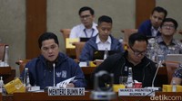 Menteri BUMN Erick Thohir (tengah) bersama dengan Wakil Menteri BUMN Pahala Nugraha Mansury (kiri) dan Kartika Wirjoatmodjo (kanan) menyampaikan paparan saat mengikuti rapat kerja bersama Komisi VI DPR di Kompleks Parlemen Senayan, Jakarta, Senin (13/2/2023).