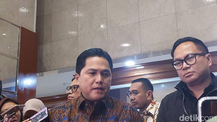 Menteri BUMN Erick Thohir dan Wakil Menteri BUMN Kartika Wirjoatmodjo usai Rapat di DPR, Senin (13/2/2023).