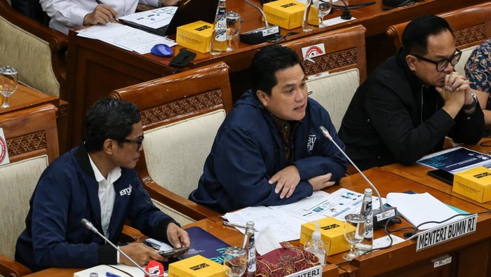 Menteri BUMN Erick Thohir (tengah) bersama dengan Wakil Menteri BUMN Pahala Nugraha Mansury (kiri) dan Kartika Wirjoatmodjo (kanan) menyampaikan paparan saat mengikuti rapat kerja bersama Komisi VI DPR di Kompleks Parlemen Senayan, Jakarta, Senin (13/2/2023). Rapat tersebut membahas evaluasi kinerja Kementerian BUMN tahun 2022.