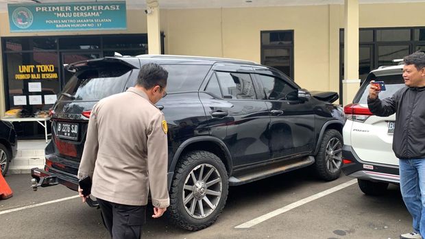 Mobil Fortuner yang disopiri GR (24) yang mengamuk dan rusak Honda Biro di Jaksel diamankan polisi.
