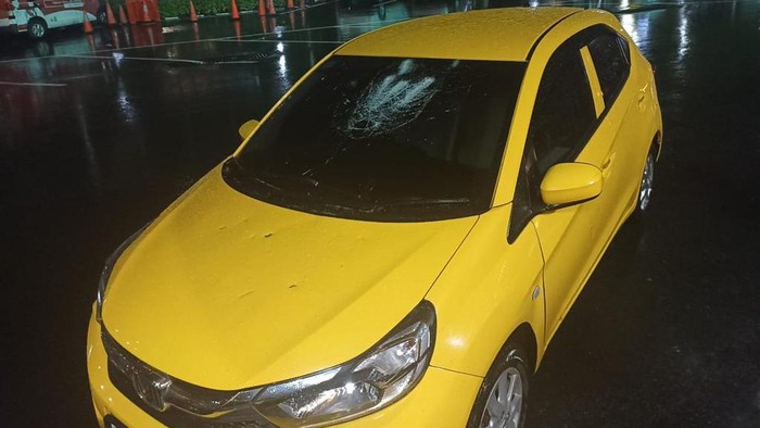 Mobil Honda Brio korban sopir Fortuner arogan di Senopati, Jakarta Selatan.