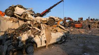 Mobil-mobil itu ringsek tak berbentuk. Zein Al Rifai/AFP/Getty Images.