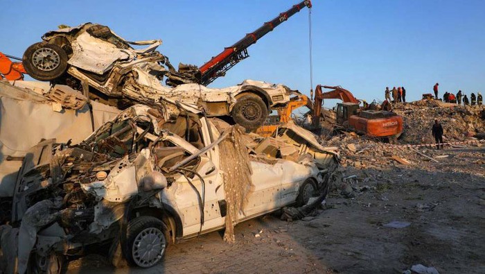 Mobil-mobil Saling Tindih dan Tak Berbentuk Usai Gempa Turki Gempa tidak hanya menimbulkan korban jiwa dan kerusakan di Turki. Kendaraan warga juga rusak tertimpa bangunan. Ini penampakannya.