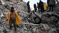 Hingga kini pencarian korban di reruntuhan bangunan terus dilakukan. Ozan Kose/AFP/Getty Images.