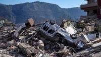Tidak hanya tertimpa, mobil-mobil juga terbalik usai gempa di Turki. Cemal Yurttas/Getty Images