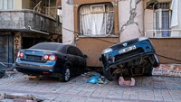 Seperti diketahui, gempa bumi mengakibatkan puluhan ribu orang meninggal dunia di Turki dan Suriah. Selain itu gempa juga merusak bangunan dan kendaraan warga. Murat Kocabas/SOPA Images/LightRocket/Getty Images.