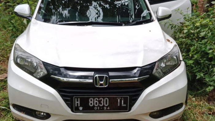 Kondisi mobil HRV yang nyasar di hutan Tambakromo, Pati. Foto diunggah Senin (13/2/2023).