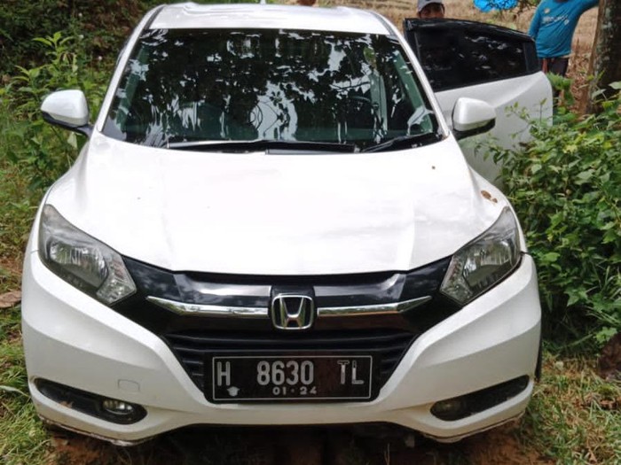 Kondisi mobil HRV yang nyasar di hutan Tambakromo, Pati. Foto diunggah Senin (13/2/2023).