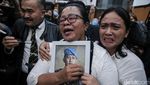 Ibu Yosua Peluk Erat Foto Sang Anak Usai Putri Candrawathi Divonis 20 Tahun
