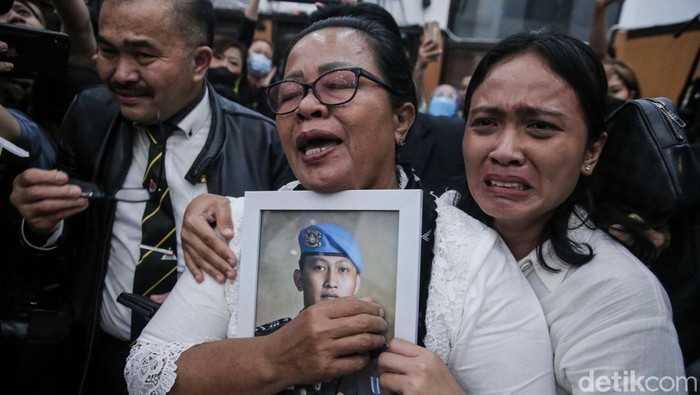 Ibunda Brigadir Yosua Hutabarat, Rosti Simanjuntak meluapkan emosinya usai hakim membacakan vonis kepada Putri Candrawathi.