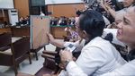 Ibu Yosua Peluk Erat Foto Sang Anak Usai Putri Candrawathi Divonis 20 Tahun