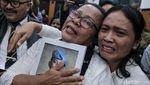 Ibu Yosua Peluk Erat Foto Sang Anak Usai Putri Candrawathi Divonis 20 Tahun