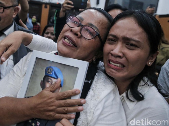 Ibunda Brigadir Yosua Hutabarat, Rosti Simanjuntak meluapkan emosinya usai hakim membacakan vonis kepada Putri Candrawathi.