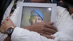 Ibu Yosua Peluk Erat Foto Sang Anak Usai Putri Candrawathi Divonis 20 Tahun