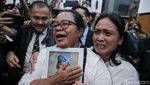 Ibu Yosua Peluk Erat Foto Sang Anak Usai Putri Candrawathi Divonis 20 Tahun