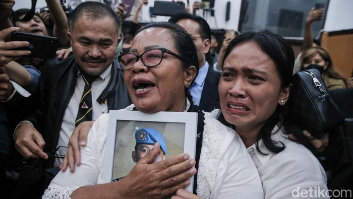 Momen Emosional Ibunda Yosua saat PC Divonis 20 Tahun Bui Ibunda Brigadir Yosua Hutabarat, Rosti Simanjuntak meluapkan emosinya usai hakim membacakan vonis kepada Putri Candrawathi.