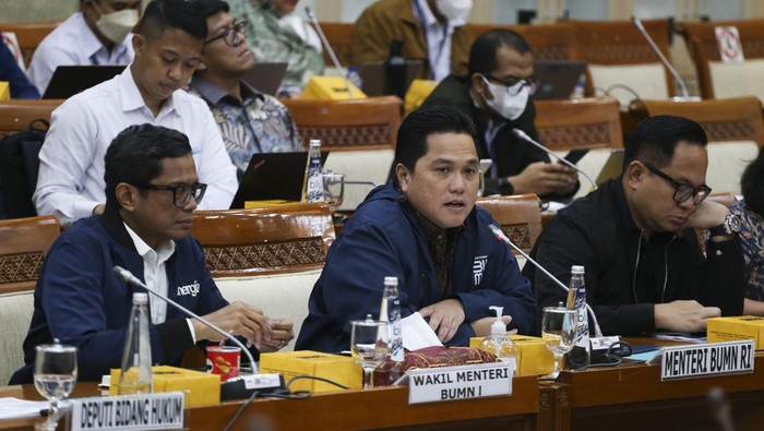 Menteri BUMN Erick Thohir (tengah) bersama dengan Wakil Menteri BUMN Pahala Nugraha Mansury (kiri) dan Kartika Wirjoatmodjo (kanan) menyampaikan paparan saat mengikuti rapat kerja bersama Komisi VI DPR di Kompleks Parlemen Senayan, Jakarta, Senin (13/2/2023). Rapat tersebut membahas evaluasi kinerja Kementerian BUMN tahun 2022. ANTARA FOTO/Rivan Awal Lingga/nym.