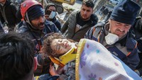 Irem Bagriacik yang berusia 7 tahun diselamatkan dari puing-puing bangunan yang runtuh di distrik Belen di Hatay setelah tertimbun selama 131 jam. Murat Sengul/Getty Images