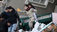 Komando Turki menyelamatkan 8 orang termasuk anak-anak di bawah reruntuhan bangunan yang runtuh di Hatay setelah tertimbun selama 39 jam. Eren Bozkurt/Getty Images