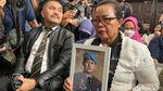 Momen Ibunda Bawa Foto Yosua di Sidang Vonis Ferdy Sambo