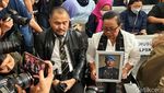 Momen Ibunda Bawa Foto Yosua di Sidang Vonis Ferdy Sambo