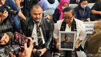Kehadiran Rosti di ruang sidang pembunuhan berencana anaknya ini telah terjadi dua kali. Sebelumnya Rosti bersama suami dan beberapa keluarga Yosua hadir dalam persidangan dengan status saksi pada bulan Oktober 2022.