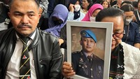 Tidak ada komentar yang keluar dari Rosti saat tiba di ruang sidang. Namun, Rosti sempat mengangkat bingkai foto Yosua di dalam sidang.