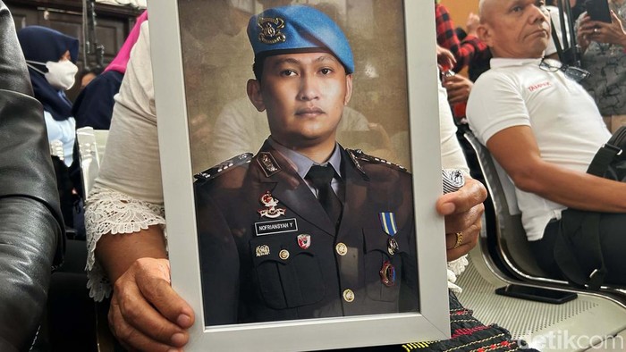 Ibunda Brigadir N Yosua Hutabarat, Rosti Simanjuntak, turut hadir secara langsung dalam sidang vonis Ferdy Sambo di PN Jakarta Selatan, Senin (13/2/2023). Rosti bahkan membawa foto Yosua ke dalam ruang sidang.