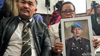 Ibunda Brigadir N Yosua Hutabarat, Rosti Simanjuntak didampingi Kamaruddin Simanjuntak hadir di sidang vonis Ferdy Sambo di Pengadilan Negeri Jakarta Selatan, Senin (13/2/2023).