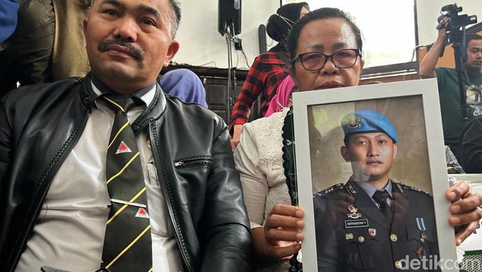 Momen Ibunda Bawa Foto Yosua di Sidang Vonis Ferdy Sambo Ibunda Brigadir N Yosua Hutabarat, Rosti Simanjuntak, turut hadir secara langsung dalam sidang vonis Ferdy Sambo di PN Jakarta Selatan, Senin (13/2/2023). Rosti bahkan membawa foto Yosua ke dalam ruang sidang.