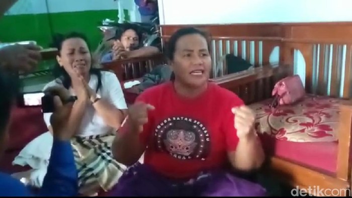 Momen kabahagian keluarga Yosua di Jambi mendengar vonis hakim untuk Ferdy Sambo. (Ferdi Almunanda/detikSumut) Momen kabahagian keluarga Yosua di Jambi mendengar vonis hakim untuk Ferdy Sambo. (Ferdi Almunanda/detikSumut)