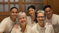 Selain sebagai aktivis, Irma Hutabarat juga sering membagikan momennya saat makan. Kali ini aktivis itu sedang menikmati makanan Jepang bersama keluarga. Foto: Instagram @irmahutabaratofficial