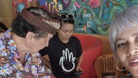 Saat di Bali, aktivis sosial ini juga sempat mencicipi pizza yang disebut-sebut terbaik di Bali.  Foto:Instagram @irmahutabaratofficial