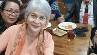 Kalau ini momen saat Irma makan bersama keluarga Joshua. Terlihat ada Kamarudin Simanjuntak yang ikut makan bersama. Foto: Instagram @irmahutabaratofficial