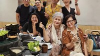 Adalagi momen saat aktivis sosial itu makan hot pot bersama keluarganya. Mejanya sudah penuh dengan aneka sayuran dan lauk lain nih. Foto: Instagram @irmahutabaratofficial