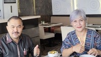 Bersama Kamarudin Simanjuntak, pengacara Brigadir J, Irma terlihat sarapan bersama saat mereka berada di kota Jambi. Foto: Instagram @irmahutabaratofficial