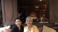 Wanita dengan nama lengkap Irma Natalia Hutabarat itu juga pernah terlihat makan bersama temannya di sebuah kafe. Foto: Instagram @irmahutabaratofficial