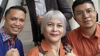 Irma Hutabarat merupakan seorang aktivis yang mendukung ibunda mendiang Brigadir J. Tepat hari ini (13/02), mereka akhirnya lega setelah Ferdy Sambo divonis hukuman mati atas pembunuhan berencana kepada Brigadir Joshua. Foto: Instagram @irmahutabaratofficial